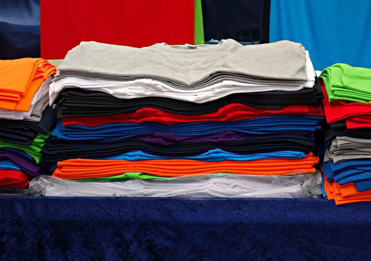 7 Warna Kaos yang Cocok untuk Kulit Sawo Matang, Tampil Keren Tiap Hari